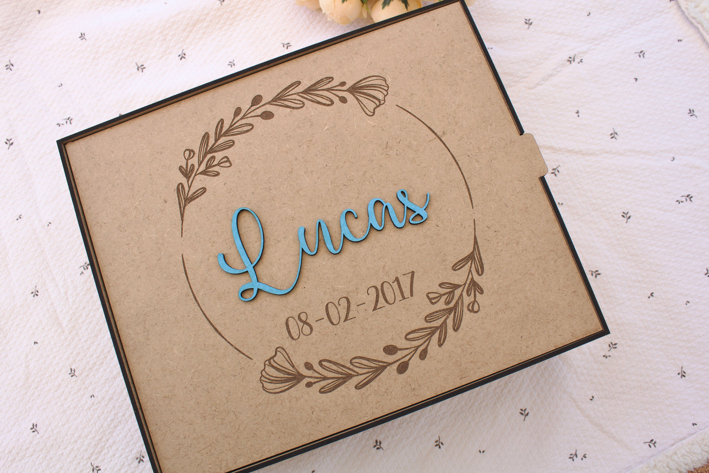 Caja de nacimiento personalizada con muselina, cepillo y sujetachupete de Fehu Panda