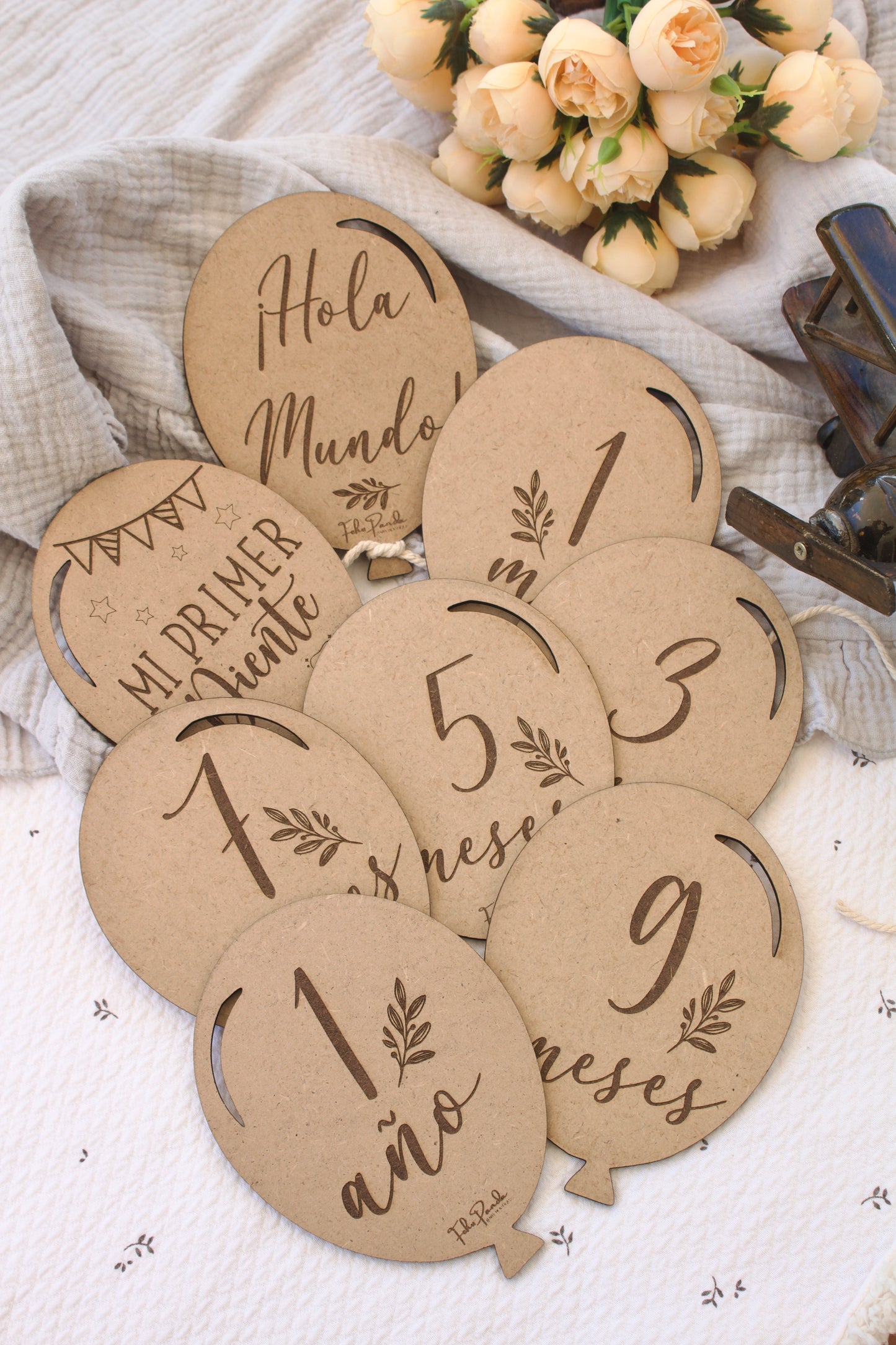 Set de 8 placas de madera en forma de globo para bebé, grabadas por ambas caras